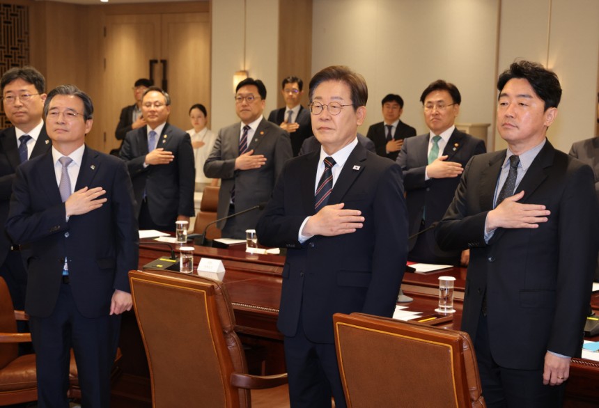 신임 경제참모들 참석 이재명 대통령이 9일 서울 용산 대통령실에서 열린 2차 비상경제점검 태스크포스(TF) 회의에서 국민의례를 하고 있다. 대통령실사진기자단