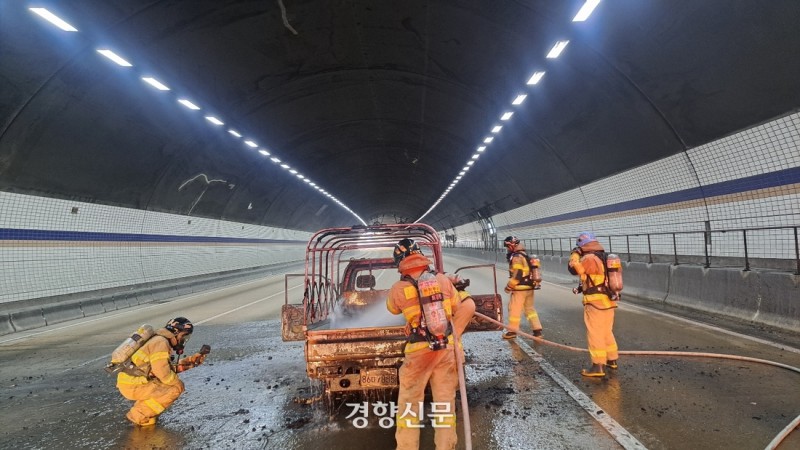 수도권 제1순환로 <b>사패터널</b>서 <b>차량 화재</b>…출근길 정체 이어져