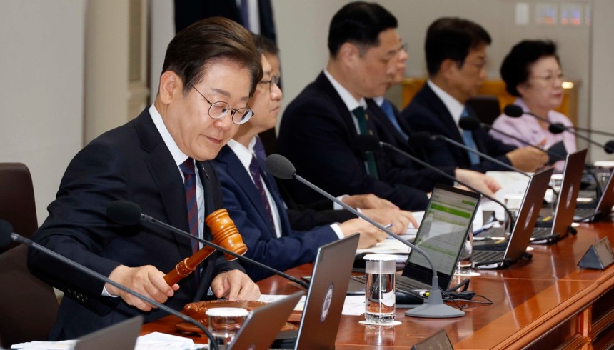 이재명 대통령이 10일 용산 대통령실 청사에서 열린 국무회의에서 의사봉을 두드리고 있다. 대통령실사진기자단