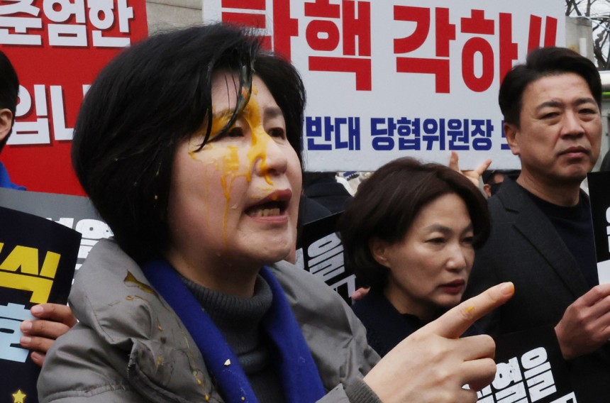 백혜련 더불어민주당 의원이 지난 3월20일 서울 종로구 헌법재판소 앞에서 열린 민주당 원내부대표단의 윤석열 전 대통령 신속 파면 촉구 기자회견에서 얼굴에 계란을 맞은 채 회견을 이어가고 있다. 연합뉴스
