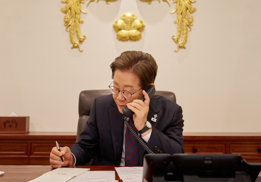 주요 3개국 통화 마무리 이재명 대통령이 10일 용산 대통령실 청사 집무실에서 시진핑 중국 국가주석과 통화를 하고 있다. 대통령실 제공