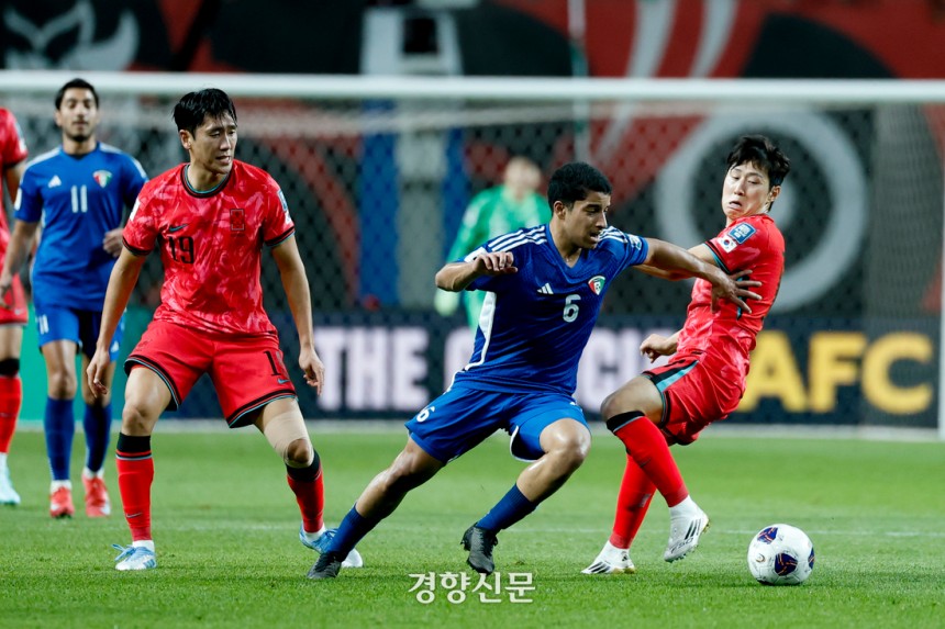한국 축구대표팀 이강인이 10일 서울월드컵경기장에서 열린 2026 북중미 월드컵 아시아 3차 예선 B조 10차전 쿠웨이트와의 경기에서 볼 경합을 하고 있다. 2025.06.10 문재원 기자