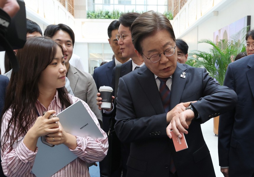 이재명 대통령이 10일 서울 용산 대통령실 직원식당에서 식사를 마친 뒤 집무실로 돌아가며 취재진들과 인사하다 시계를 들여다보고 있다. 대통령실사진기자단