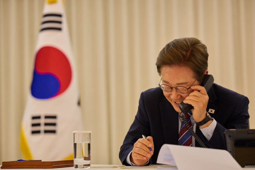이재명 대통령이 6일 저녁 서울 한남동 관저에서 도널드 트럼프 미국 대통령과 전화 통화를 하고 있다. 대통령실제공