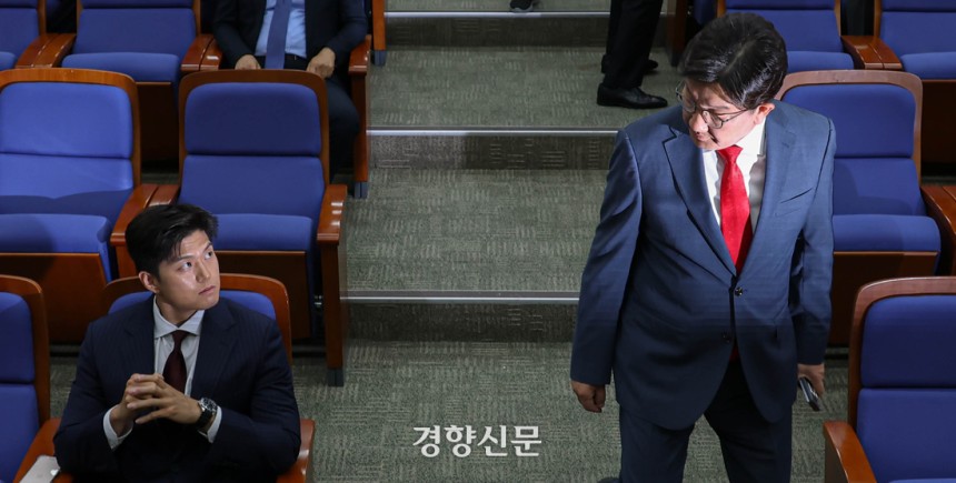 국민의힘의 김용태 비상대책위원장(왼쪽)과 권성동 원내대표가 지난 9일 국회에서 열린 의원총회에서 서로를 바라보고 있다. 성동훈 기자