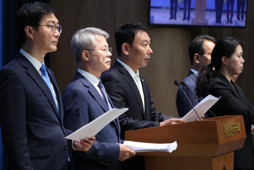 장경태·민형배·김용민 더불어민주당 의원(왼쭉부터)이 11일 국회 소통관에서 검찰개혁 관련 법안들의 내용을 설명하고 있다. 연합뉴스
