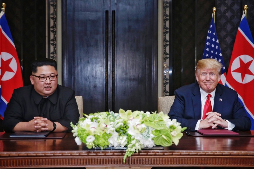 김정은 북한 국무위원장과 도널드 트럼프 미국 대통령이 2018년 6월 싱가포르에서 정상회담을 하고 있다. AFP연합뉴스
