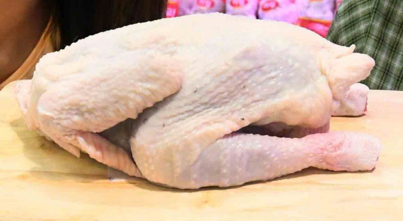 브라질 AI 미발생 지역 닭 수입 재개…‘치킨값’발 외식 물가 급등 사전 차단