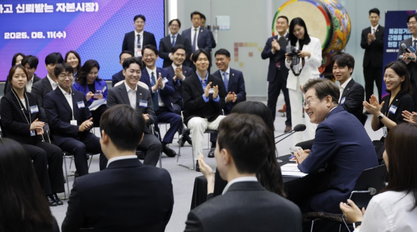 이 대통령 첫 ‘현장 행보’ 이재명 대통령이 11일 서울 영등포구 한국거래소 통합관제센터에서 열린 주식시장 불공정거래 근절을 위한 현장 간담회에 참석해 발언하고 있다. 대통령실사진기자단