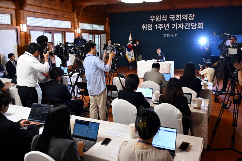 ‘취임 1년’ 우원식 국회의장 “국회 교섭단체 요건 완화 필요”