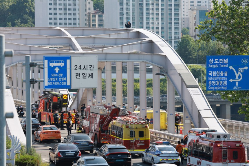 11일 서울 한강대교 아치 위에 오른 한 보육원 출신 송모씨가 과거 보육원에서 폭력을 당한 피해자들에 대해 국가와 지방자치단체의 배상 및 보상을 촉구하며 농성을 벌이고 있다. 연합뉴스