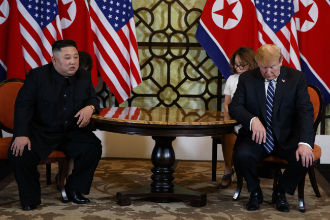 백악관 “<b>트럼프</b>, <b>김정은</b>과의 <b>서신 교환</b>에 열려있어…진전 보길 기대”