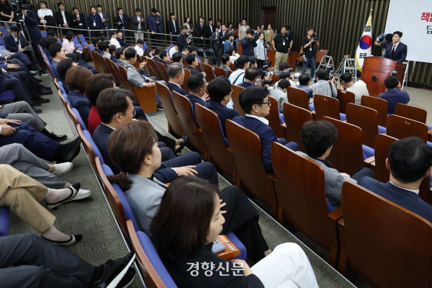 김용태 국민의힘 비대위원장이 지난 9일 국회에서 열린 의원총회에서 모두발언을 하고 있다.  성동훈 기자