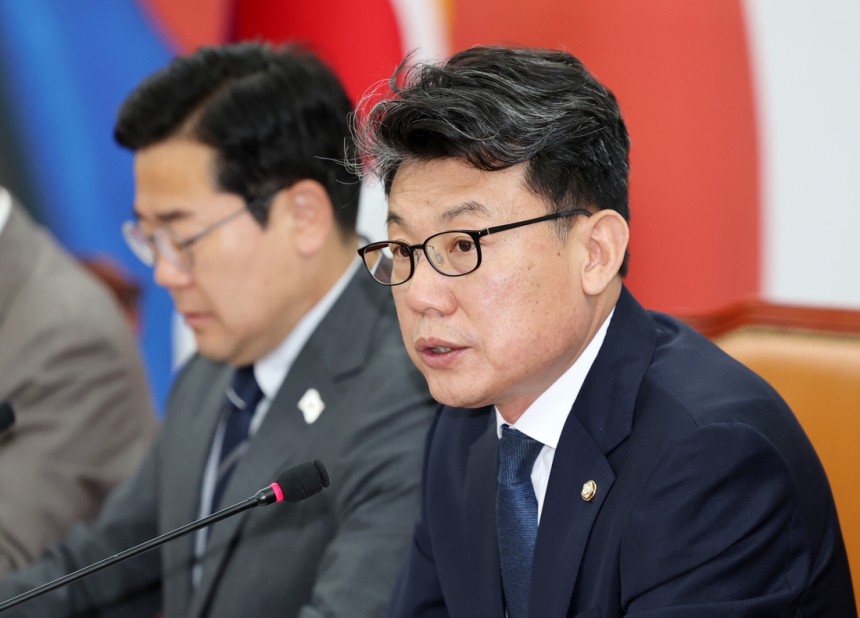 진성준 더불어민주당 정책위의장이 10일 국회에서 열린 원내대책회의에서 발언하고 있다. 박민규 선임기자