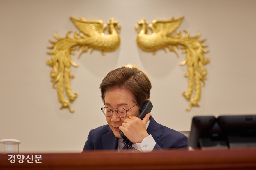 이재명 대통령이 지난 11일 서울 용산 대통령실 집무실에서 페트로 피알라 체코 총리와 전화 통화를 하고 있다. 대통령실 제공