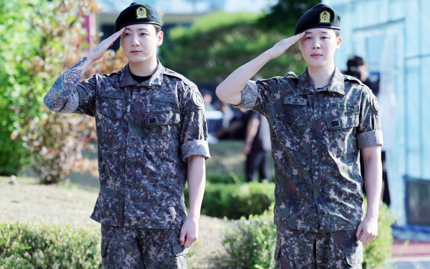 육군 현역 복무를 마친 그룹 BTS의 정국(왼쪽)과 지민(오른쪽)이 지난 11일 오전 경기도 연천군 연천공설운동장에서 거수경례로 전역을 알리고 있다. 연합뉴스