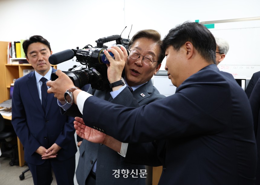 이재명 대통령이 12일 서울 용산 대통령실청사 영상기자실을 방문해 카메라를 사용해보고 있다. 김창길 기자