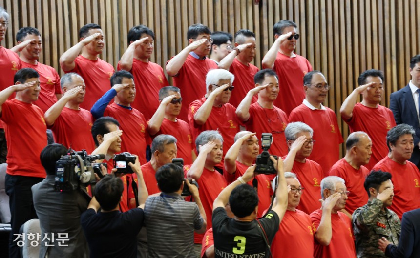 해병대예비역연대 회원들이 지난 5일 국회 본회의장 방청석에서 채 해병 특검법이 통과되자 거수경례를 하고 있다. 박민규 선임기자