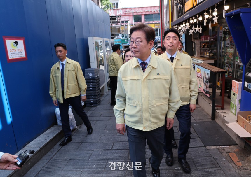 이재명 대통령이 12일 수해 대비 현장 점검을 위해 서울 서초구 환경부 한강홍수통제소 방문을 마친 후 이태원참사 현장을 찾아 골목을 살펴보고 있다. 김창길 기자