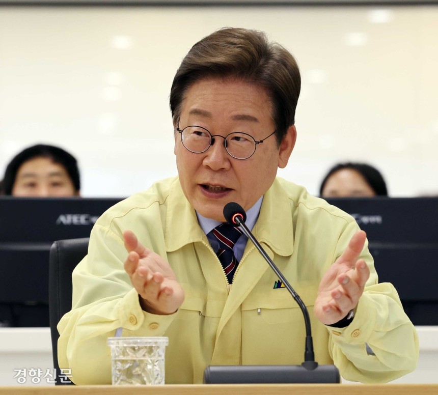 이재명 대통령이 12일 서울 서초구 환경부 한강홍수통제소를 방문해 홍수 예·경보 시스템 현장 점검을 하고 있다. 김창길 기자