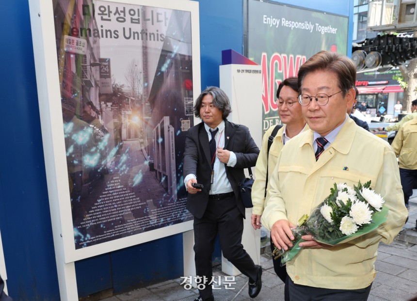 이재명 대통령이 12일 수해 대비 현장 점검을 위해 서울 서초구 환경부 한강홍수통제소 방문을 마친 후 용산구 이태원참사 현장을 찾아 헌화하기 위해 꽃을 들고 이동하고 있다.  대통령실사진기자단