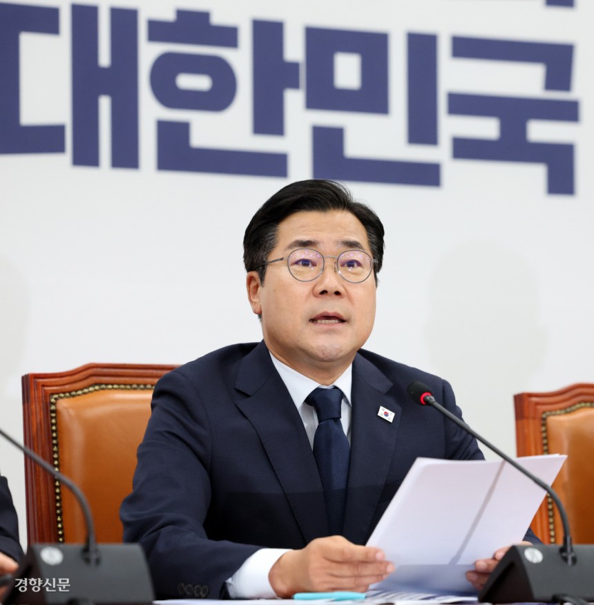 박찬대 더불어민주당 대표 직무대행 겸 원내대표가 12일 국회에서 열린 원내대표 고별 기자간담회에서 발언을 하고 있다. 박민규 선임기자