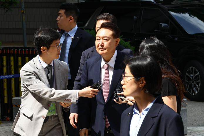 윤석열 전 대통령이 지난 9일 서울중앙지방법원에서 열린 내란 우두머리·직권남용 권리행사 방해 혐의 사건 6차 공판에 출석하고 있다. 사진공동취재단
