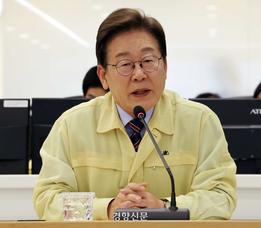 이재명 대통령이 12일 수해 대비 홍수 예·경보 시스템 현장 점검을 위해 서울 서초구 환경부 한강홍수통제소를 방문해 인사말을 하고 있다. 김창길 기자