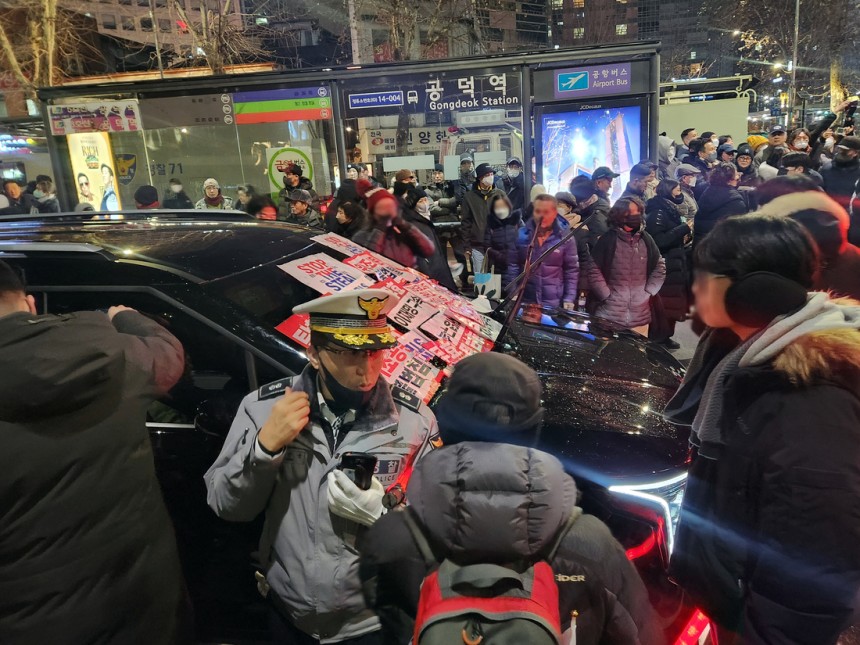 내란 우두머리 혐의로 체포된 윤석열 대통령의 구속 전 피의자심문(영장실질심사)이 종료된 지난 1월 18일 밤 서울 마포구 공덕역 인근에서 윤 대통령 지지자들이 고위공직자범죄수사처(공수처) 추정 차량의 앞을 막고 있다