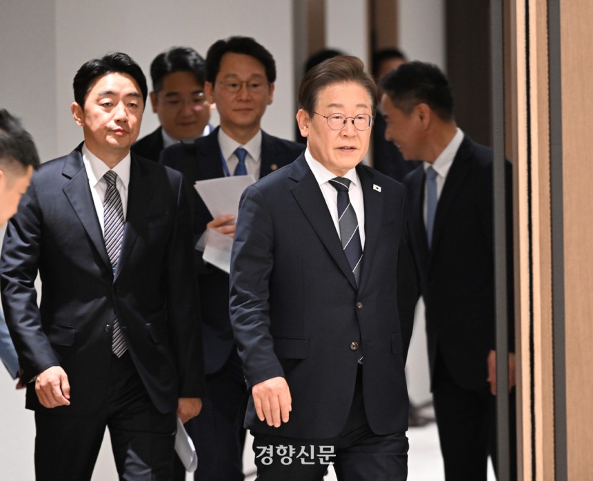이재명 대통령이 13일 용산 대통령실 청사에서 열린 이스라엘의 이란 공습 관련 대통령실 경제안보 긴급 점검회의에 참석하고 있다. 대통령실사진기자단