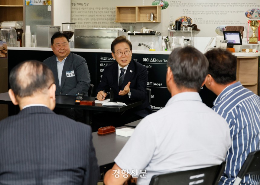 이재명 대통령이 13일 경기도 파주시 장단면 행정복지센터에서 열린 접경지 주민들과의 간담회에서 모두발언을 하고 있다. 대통령실사진기자단