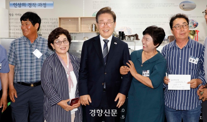 이재명 대통령이 13일 경기도 파주시 장단면 행정복지센터에서 열린 접경지 주민들과 간담회를 마치고 기념사진을 찍기 전 활짝 웃고 있다. 대통령실사진기자단