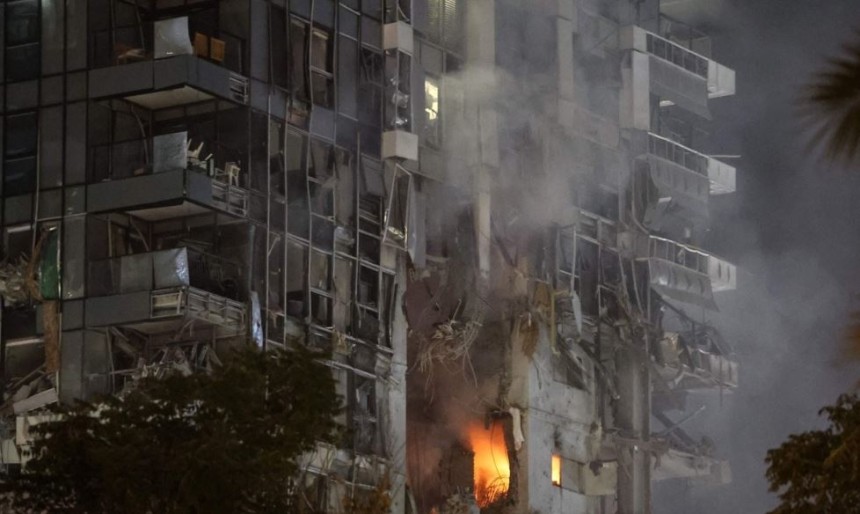 13일(현지시간) 밤 이스라엘 중심도시 텔아비브의 한 건물이 이란 미사일에 맞아 불이 났다.  AFP 연합뉴스
