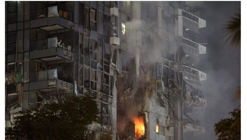 이란 공습에 파괴된 이스라엘 텔라이브의 건물. AFP 연합뉴스.