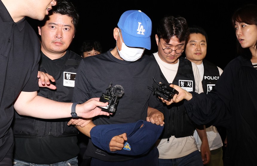 대구에서 신변보호 여성을 살해하고 도주한 피의자가 범행 나흘 만에 세종시 조치원읍에서 경찰에 붙잡혀 15일 대구 성서경찰서로 들어서고 있다. 연합뉴스