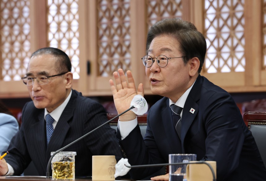 이재명 대통령이 지난 13일 경기 연천군청에서 열린 기본소득 현장보고에서 모두발언을 하고 있다. 왼쪽은 위성락 국가안보실장. 대통령실사진기자단
