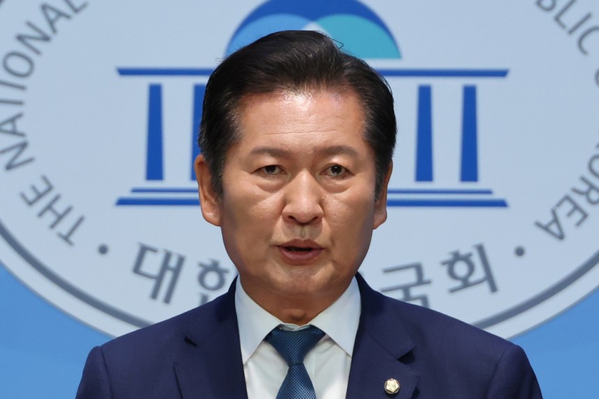 정청래 더불어민주당 의원이 15일 국회 소통관에서 기자회견을 열어 당 대표 선거 출마를 선언하고 있다. 연합뉴스