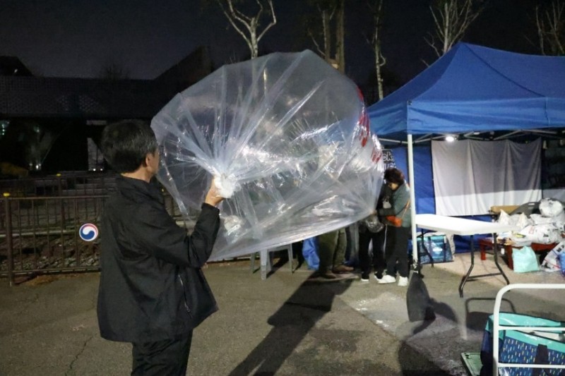 ‘<b>대북전단 살포</b>’ 예고한 <b>납북자가족</b>, ‘헬륨가스’ 들고 임진각 방문...