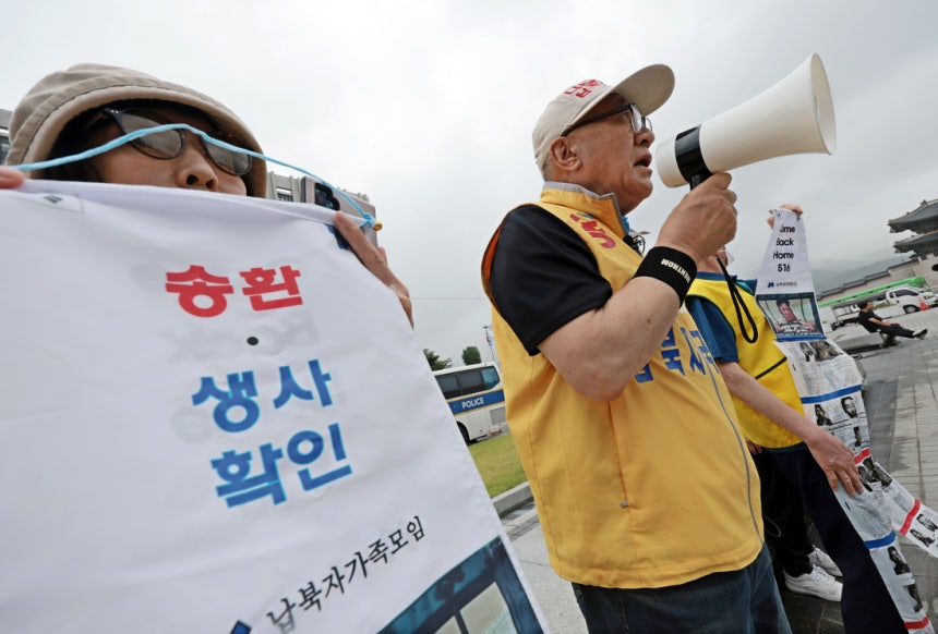 최성룡 납북자가족모임 대표가 16일 정부서울청사 앞에서 기자회견을 열고 대북전단 살포 이유 등을 밝히며 납북된 가족들의 생사를 확인해달라고 요청하고 있다. 연합뉴스