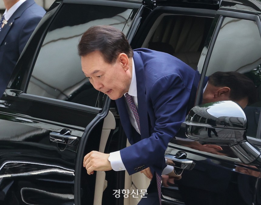 윤석열 전 대통령이 16일 오전 서울 서초구 중앙지방법원에서 열린 내란 우두머리 혐의, 집권남용 권리행사방해 혐의 사건 7차 공판을 받기 위해 법원으로 들어오고 있다. 윤 전 대통령의 법원 출석은 이재명 대통령의 ‘