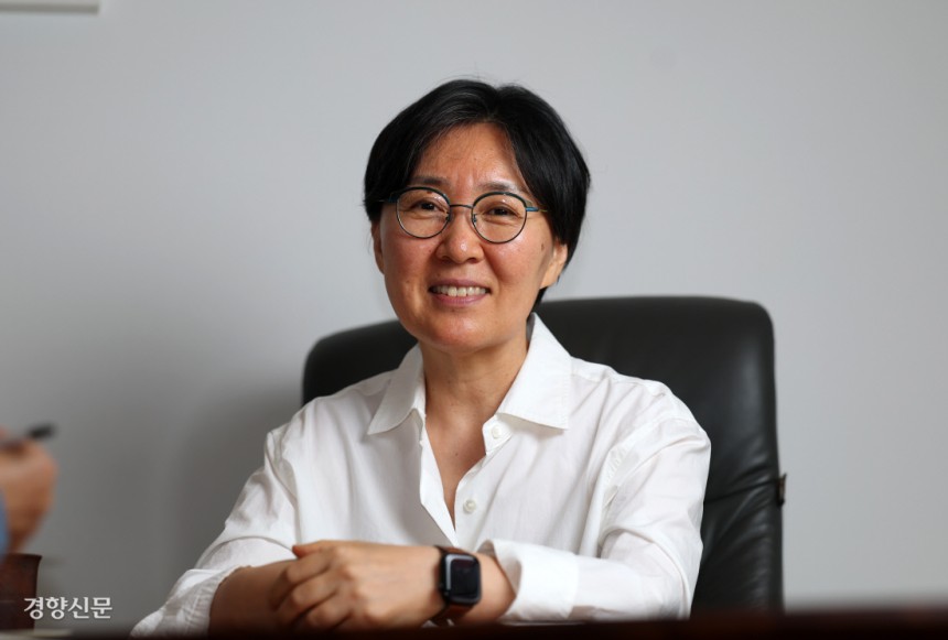 지난 12일 경향신문과 인터뷰하면서 정혜신 박사는 “감정은 존재의 핵심”이라고 말했다. 그는 “가장 절박하고 힘겨운 순간에 필요한 건 ‘네가 그랬다면 뭔가 이유가 있을 것이다’ ‘너는 옳다’는 존재에 대한 수용”이라