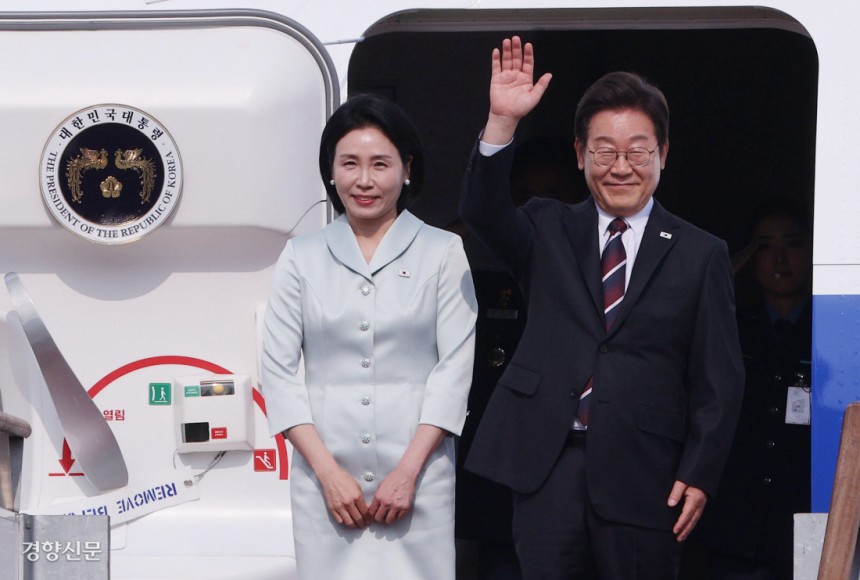 이재명 대통령, G7 정상회의 출국 이재명 대통령과 김혜경 여사가 캐나다 캐내내스키스에서 열리는 주요 7개국(G7) 정상회의에 참석하기 위해 16일 경기 성남시 서울공항에서 대통령 전용기인 공군 1호기에 탑승하며 인