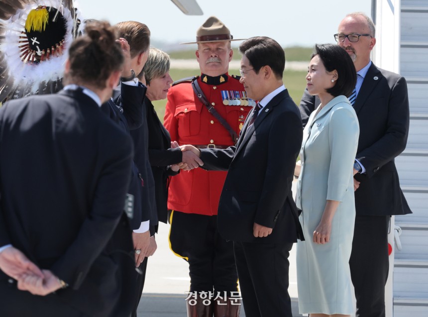 이재명 대통령과 김혜경 여사가 16일(현지시각) G7 정상회의에 참석하기 위해 캐나다 앨버타주 캘거리국제공항에 도착해 캐나다측 관계자들과 인사하고 있다. 김창길 기자