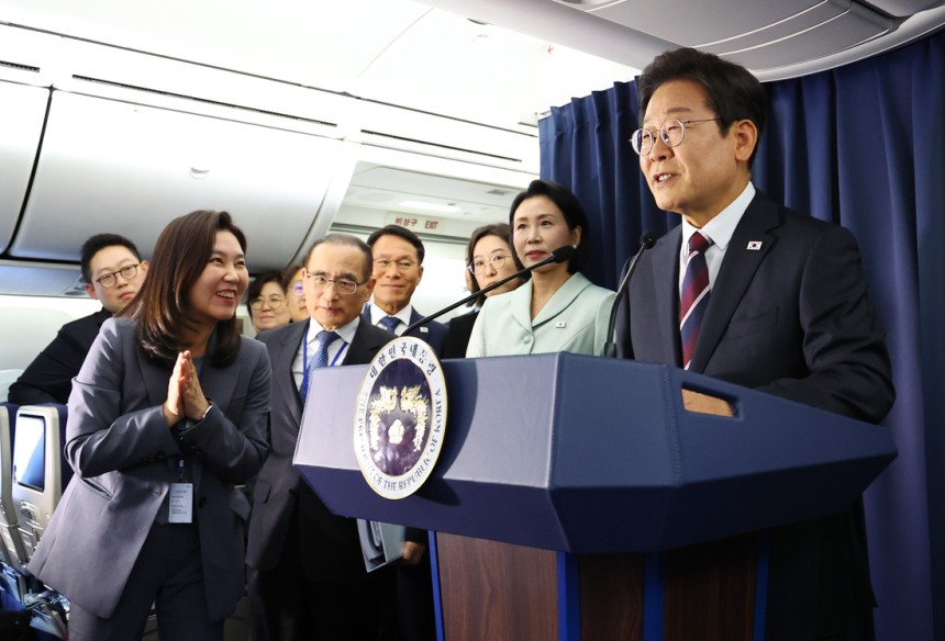 이재명 대통령이 16일(현지시간) 주요 7개국(G7) 정상회의 참석을 위해 캐나다 앨버타주 캘거리로 향하며 공군 1호기에서 기자간담회를 하고 있다. 연합뉴스