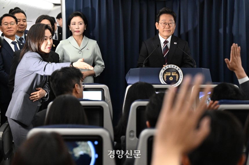 이재명 대통령이 16일 G7 정상회의 참석을 위해 캐나다 캘거리로 향하는 공군 1호기 기내에서 기자회견을 하고 있다. 김창길 기자