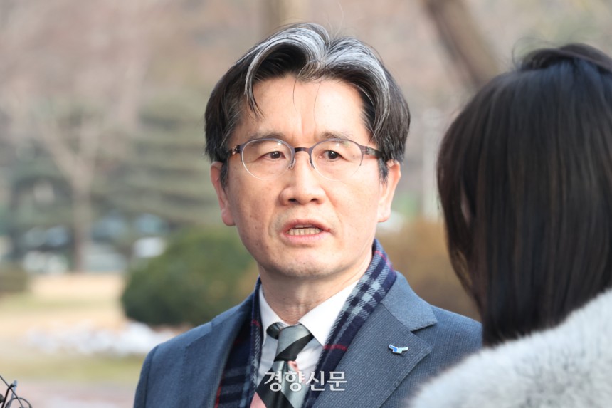 오동운 고위공직자범죄수사처장이 지난1월22일 경기 과천시 정부과천청사 내 공수처로 출근하며 취재진의 질문에 답하고 있다. 정효진 기자