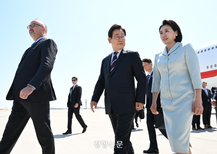 이재명 대통령과 김혜경 여사가 16일 (현지시간)  G7 정상회의에 참석하기 위해 캘거리공항에 도착해 세바스띠엥 까리에르(왼쪽) 캐나다 외교부 의전장의 안내를 받아 차량으로 이동하고 있다. 김창길 기자