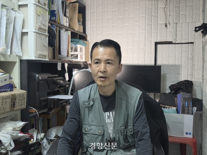 지난 16일 서울 관악구 한 사무실에서 송준영씨(55)가 경향신문과 인터뷰하고 있다. 우혜림 기자
