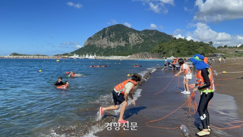 <b>제주</b> 초등생, 해녀·SSU·해경에게 <b>생존수영</b> 교육받는다…‘전국 유일’