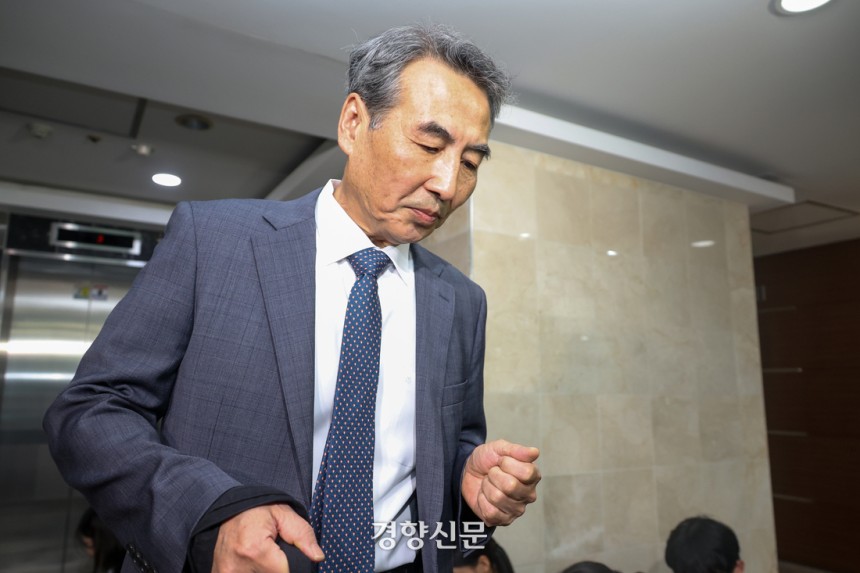 윤석열 전 대통령의 부인 김건희 여사 의혹을 수사할 민중기 특별검사가 17일 서울 서초구 사무실로 들어가고 있다. 권도현 기자